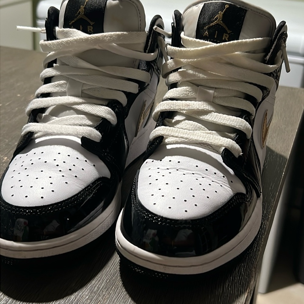 Jordan one mid